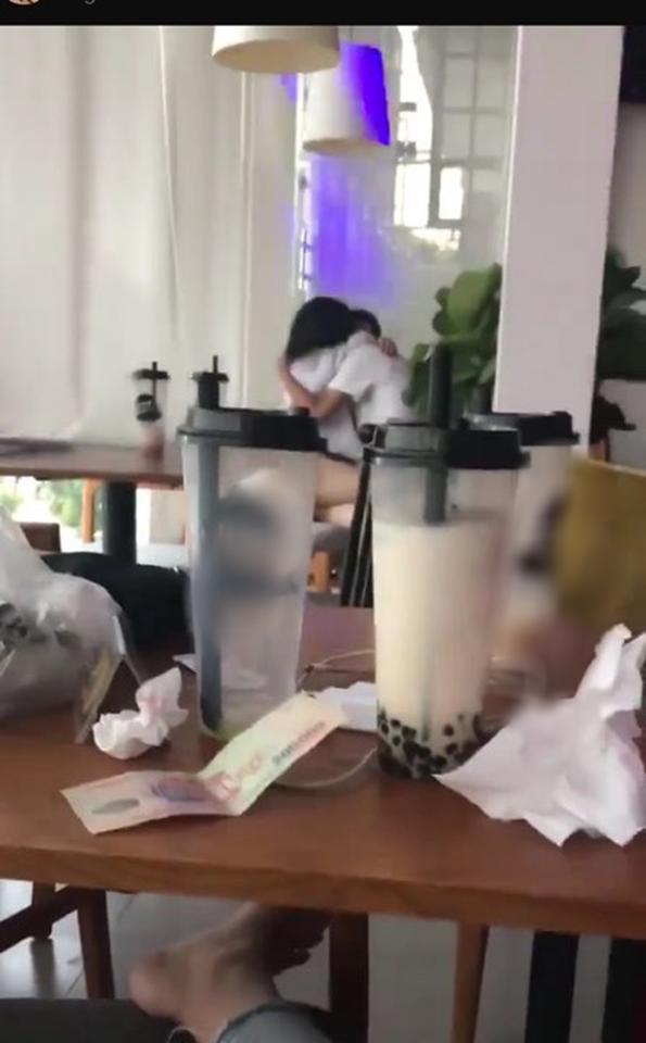 Bất chấp có người cặp nam nữ vẫn thản nhiên ôm hôn, sờ soạng phản cảm trong quán trà sữa ở Lạng Sơn-2