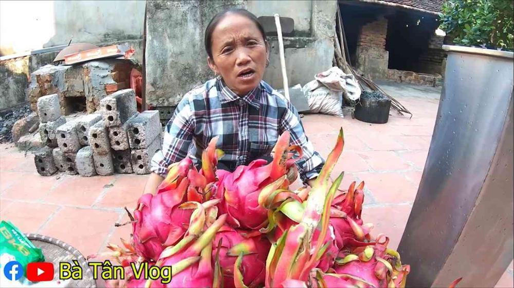 Làm món kem thanh long siêu to khổng lồ, bà Tân Vlog lại bị dân mạng bắt bẻ vì lý do khó ngờ-1