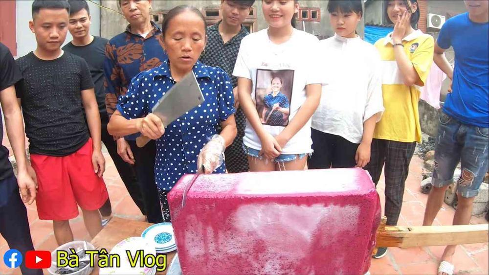 Làm món kem thanh long siêu to khổng lồ, bà Tân Vlog lại bị dân mạng bắt bẻ vì lý do khó ngờ-3