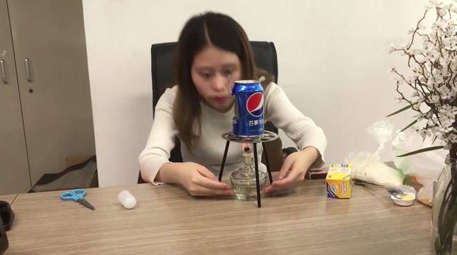 Thánh ăn công sở lần đầu xuất hiện sau vụ một bé tử vong vì bắt chước-4