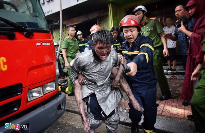 Chàng trai được chiến sĩ PCCC cõng khỏi đám cháy gặp ân nhân cảm ơn-1