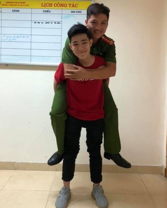 Chàng trai được chiến sĩ PCCC cõng khỏi đám cháy gặp ân nhân cảm ơn-2