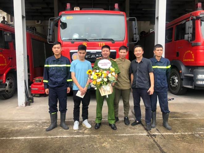 Chàng trai được chiến sĩ PCCC cõng khỏi đám cháy gặp ân nhân cảm ơn-3