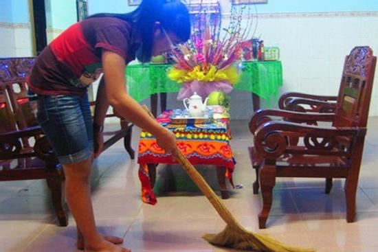 3 thời điểm quan trọng không được quét nhà kẻo mất lộc, hốt rác hốt cả tiền đổ đi