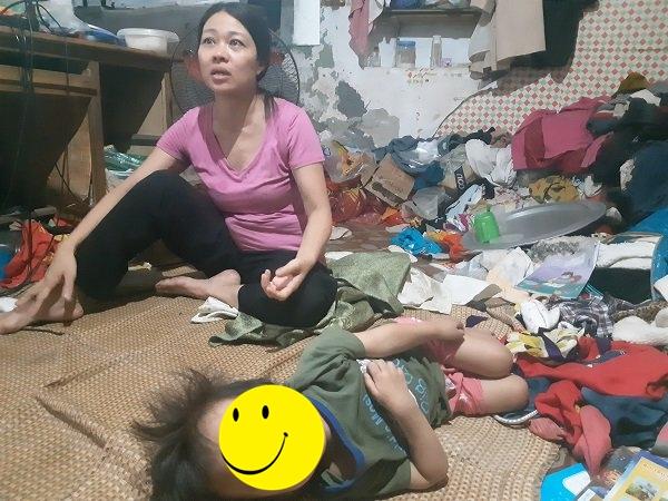 Bé gái vô gia cư ở Hà Nội nổi tiếng nhờ phối đồ như fashionista vẫn theo mẹ bán hàng rong mỗi ngày-3