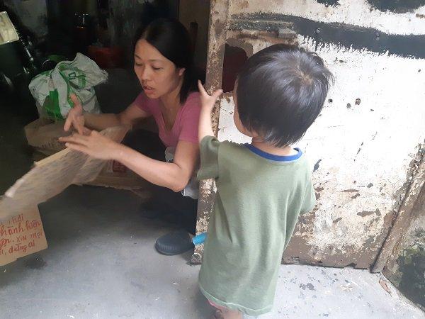 Bé gái vô gia cư ở Hà Nội nổi tiếng nhờ phối đồ như fashionista vẫn theo mẹ bán hàng rong mỗi ngày-9