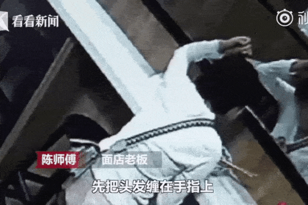 Clip: Gã biến thái ngang nhiên thò tay định sàm sỡ cô gái phát tờ rơi giữa đường phố Hà Nội-1