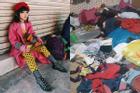 Bé gái vô gia cư ở Hà Nội nổi tiếng nhờ phối đồ như fashionista vẫn theo mẹ bán hàng rong mỗi ngày