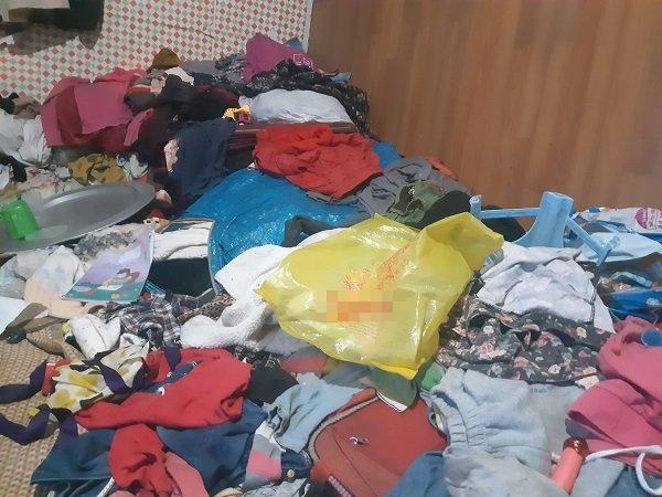 Bé gái vô gia cư ở Hà Nội nổi tiếng nhờ phối đồ như fashionista vẫn theo mẹ bán hàng rong mỗi ngày-6