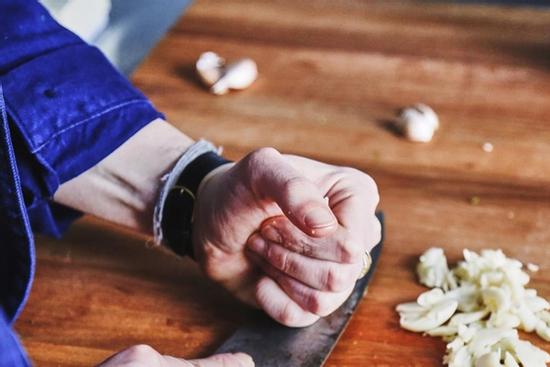 7 mẹo tránh đứt tay, rơi đồ trong phòng bếp