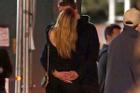 Liam Hemsworth ôm ấp, khóa môi bạn gái mới hậu ly hôn Miley Cyrus