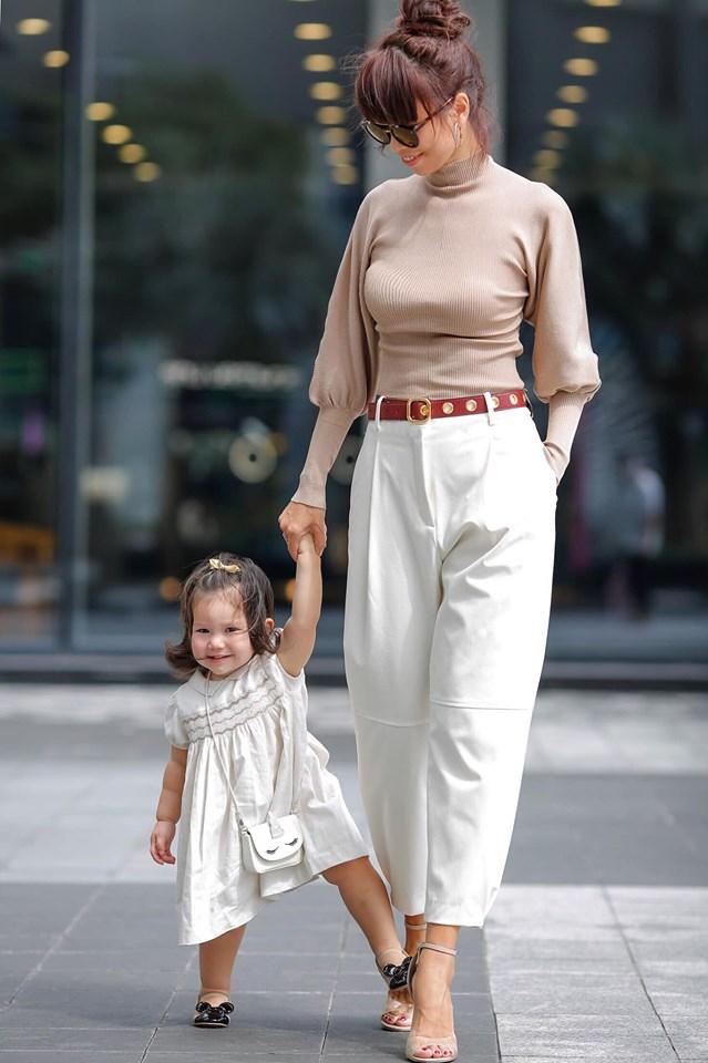 Hào quang siêu mẫu bao phủ bao năm, vậy mà Hà Anh vẫn phải nhường spotlight cho con gái nhỏ-13