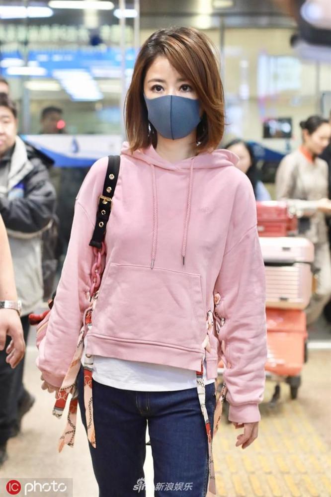 Lâm Tâm Như mặc áo nhăn nhúm, lộ thần sắc phờ phạc ở sân bay-1