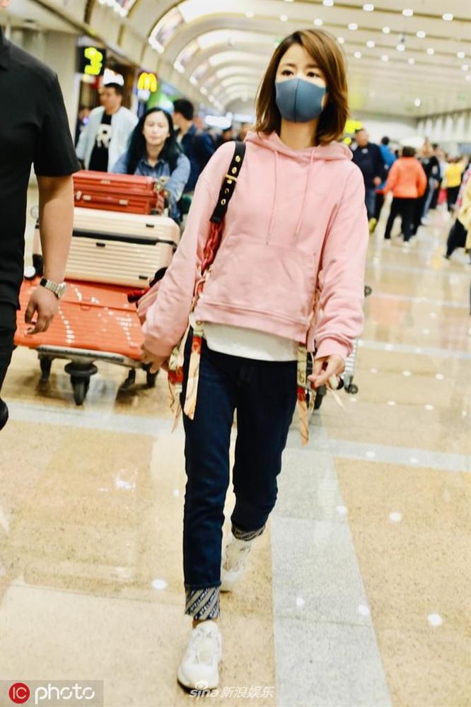 Lâm Tâm Như mặc áo nhăn nhúm, lộ thần sắc phờ phạc ở sân bay-4