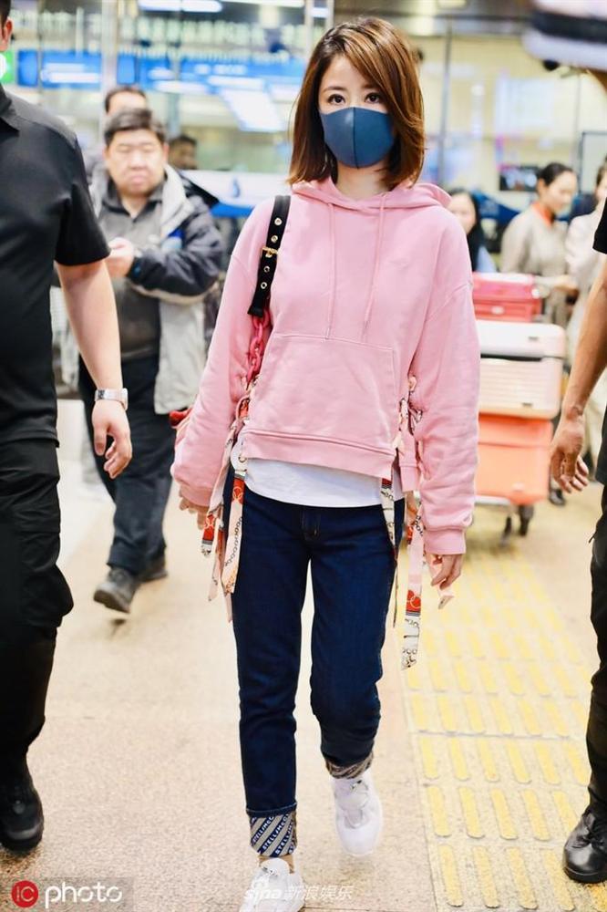 Lâm Tâm Như mặc áo nhăn nhúm, lộ thần sắc phờ phạc ở sân bay-3