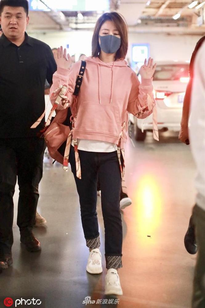 Lâm Tâm Như mặc áo nhăn nhúm, lộ thần sắc phờ phạc ở sân bay-5