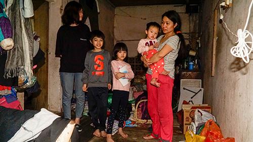 Bé gái vô gia cư ở Hà Nội nổi tiếng nhờ phối đồ như fashionista vẫn theo mẹ bán hàng rong mỗi ngày-8