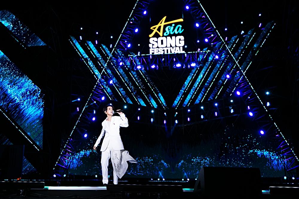 Fan Việt chê bai nhưng khán giả người Mỹ lại khóc khi xem Vũ Cát Tường trình diễn tại Asia Song Festival-1