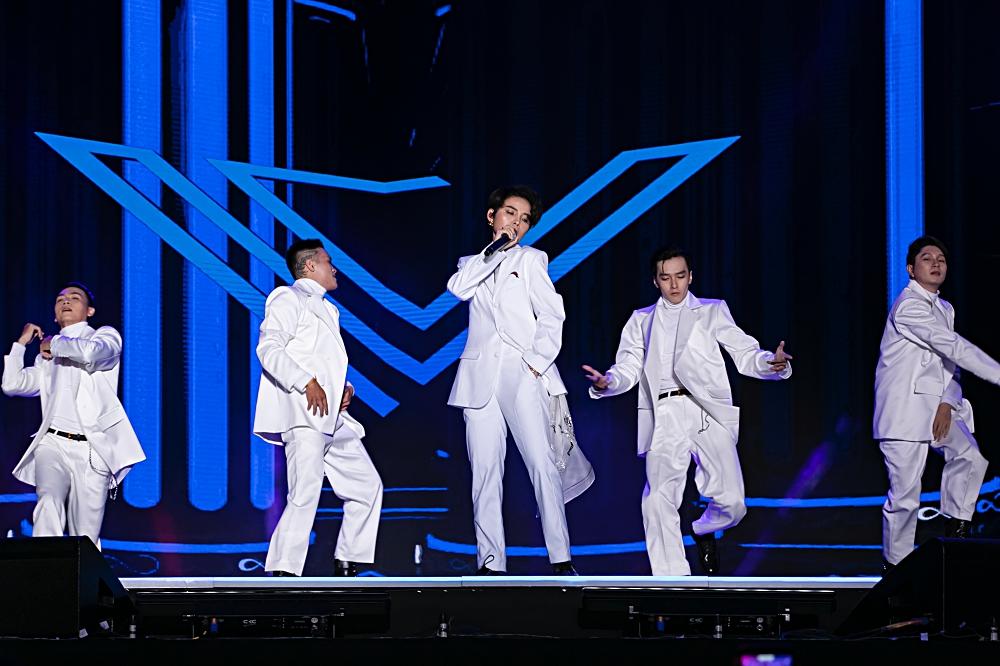 Fan Việt chê bai nhưng khán giả người Mỹ lại khóc khi xem Vũ Cát Tường trình diễn tại Asia Song Festival-3