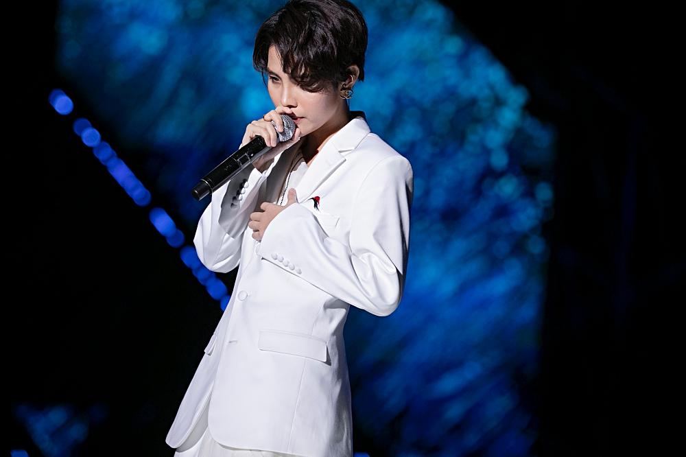 Fan Việt chê bai nhưng khán giả người Mỹ lại khóc khi xem Vũ Cát Tường trình diễn tại Asia Song Festival-5