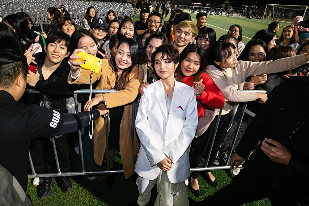 Fan Việt chê bai nhưng khán giả người Mỹ lại khóc khi xem Vũ Cát Tường trình diễn tại Asia Song Festival-7