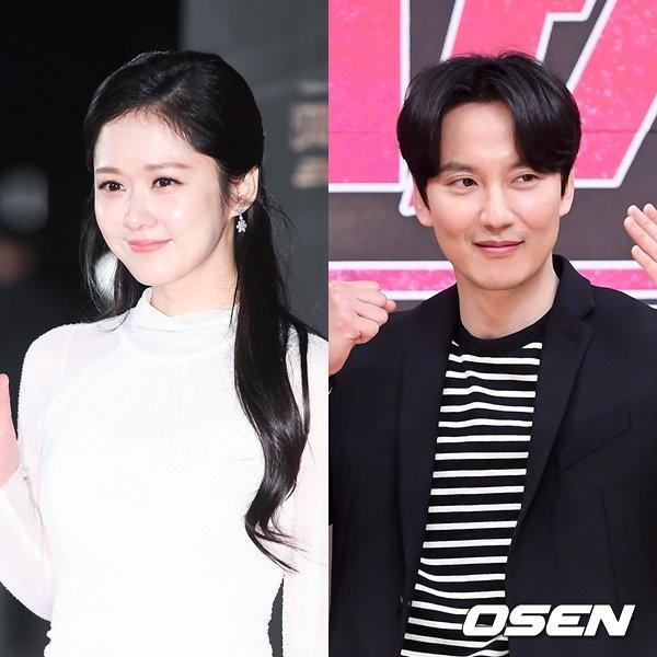 Trước đó, vào ngày 5/8, Kim Nam Gil và Jang Nara bất ngờ bị đồn kết hôn sau 7 năm hẹn hò. Ngay lập tức, cả hai diễn viên đều lên tiếng phủ nhận thông tin này. Kim Nam Gil cho biết anh thậm chí không thân thiết với Jang Nara.