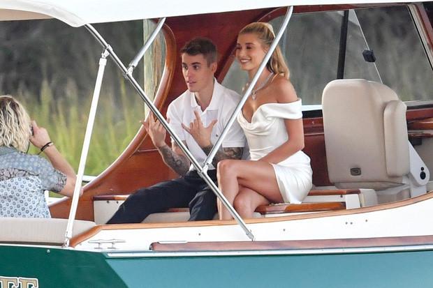 Hailey Bieber đi giày thể thao khiêu vũ cùng chồng trong lễ cưới-6