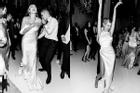 Hailey Bieber đi giày thể thao khiêu vũ cùng chồng trong lễ cưới