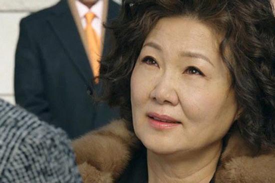 Mẹ anh lén lút 1 mình vào viện phụ sản, tôi cố tình theo dõi thì bị sốc