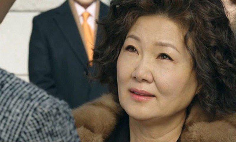 Mẹ anh lén lút 1 mình vào viện phụ sản, tôi cố tình theo dõi thì bị sốc-2