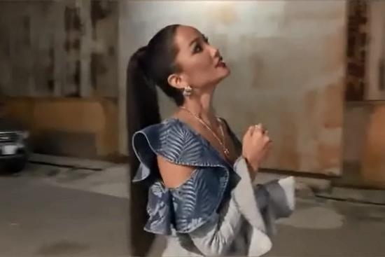 Hồ Ngọc Hà chắc hoang mang lắm khi xem H'Hen Niê vật vờ trong đêm, hát mãi một câu 'Vì em yếu đuối'