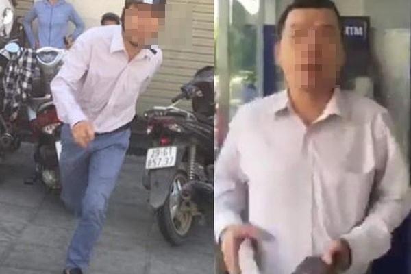 Cao thủ ngày Tết: Thấy dòng người xếp hàng trước cây ATM, người đàn ông mở ngay bàn dịch vụ rút tiền nhanh bên cạnh-3