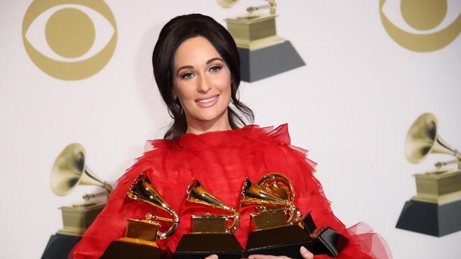 Nữ ca sĩ người Mỹ mặc áo dài không quần từng thắng 6 giải Grammy-2
