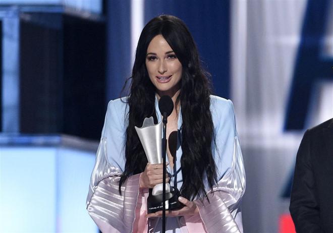 Nữ ca sĩ người Mỹ mặc áo dài không quần từng thắng 6 giải Grammy-4