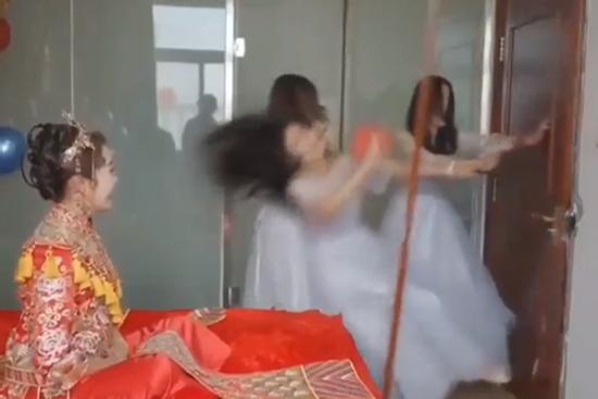 Phụ dâu ngã sấp mặt vì thách thức dàn rể phụ vào phòng tân hôn