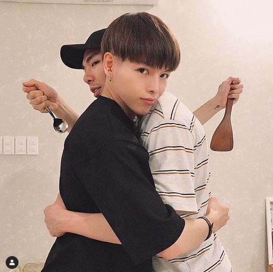 Đức Phúc đăng ảnh tinh nghịch chúc mừng sinh nhật Erik 22 tuổi.