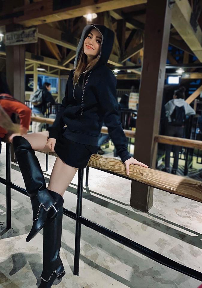 Hồ Ngọc Hà tiết lộ khám phá trò chơi ở Mỹ mở đầu tin sao Việt: "Trở về tuổi thơ, đi tàu lượn. Chúa ơi, có chết cũng không đi lần thứ hai. Thật sự, giờ mới hiểu trên YouTube có nhiều clip mấy bánh bèo vừa được lên cao đến lúc rơi xuống đường ray mấy má ngất xỉu vài giây không biết gì, mình xem chỉ biết cười. Vâng, đang tự cười vào bản mặt mình đây hú hồn hú vía".