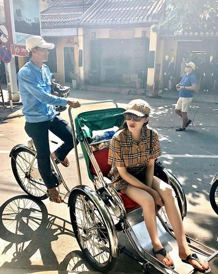 Hoa hậu Kỳ Duyên hoài niệm quá khứ: "Nhớ ngày nào còn đạp xích lô ngắm đường ngắm phố, tay thì nhắn tin lia lịa cho đầu dây bên kia mà tới giờ cũng gần cả 2 năm rồi... ".