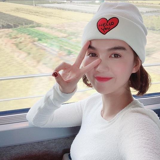 Ngọc Trinh trưng cầu dân ý: "Có thể 3 - 4 tháng Trinh sẽ đi du lịch một lần để quay những cảnh đẹp ở đó chia sẻ cùng mọi người. À cho Trinh hỏi có đất nước nào các bạn muốn Trinh ghé thì hãy cho Trinh biết nhé".