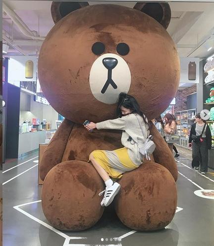 Á hậu Thanh Tú chia sẻ khoảnh khắc ôm gấu: "Đâu bán vé trở về thuở thanh xuân phơi phới không các bác ơi. Người ta chụp ảnh với đại ca Brown này thì nhỏ nhắn dễ thương, mình thì co dúm người lại vẫn không lọt được vào lòng anh".