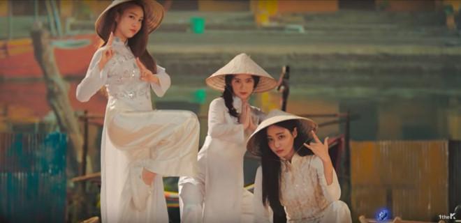 Những lần diện áo dài Việt gây ấn tượng của các ngôi sao quốc tế-8