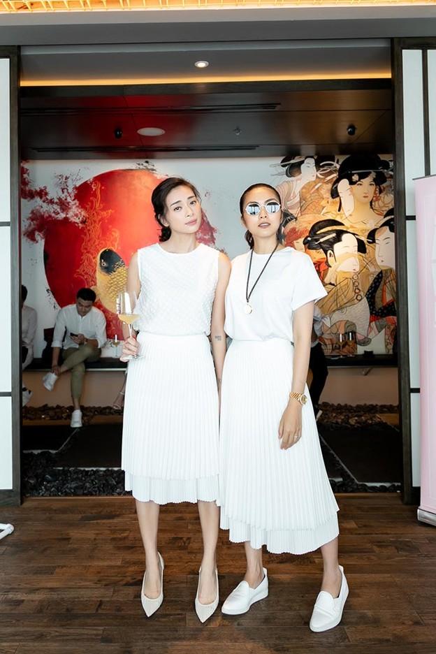 Những cặp chị em trong showbiz Việt: Giống từ ngoại hình đến cả phong cách thời trang-15