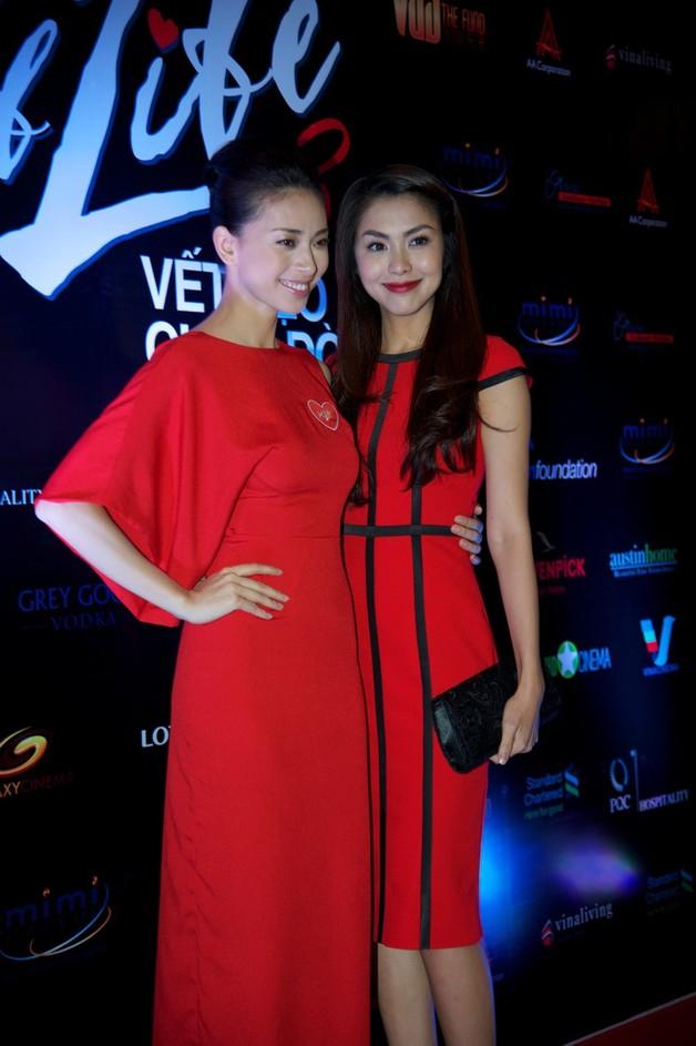 Những cặp chị em trong showbiz Việt: Giống từ ngoại hình đến cả phong cách thời trang-18