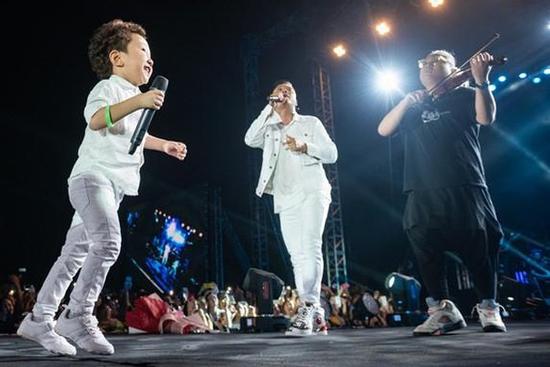 Tuấn Hưng song ca 'Tìm lại bầu trời' cùng con trai 5 tuổi