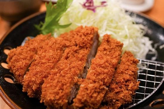 Học đầu bếp cách chiên thịt cốt lết chuẩn từng giây