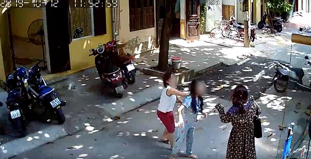 Đánh ghen xôn xao MXH: Vợ bị Tuesday vừa chửi vừa đánh chảy máu đầu, chồng ngồi im kệ vợ gào đến ngất xỉu-3