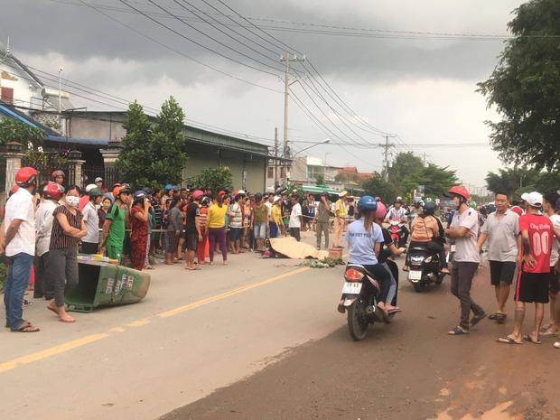 Bình Dương: 3 thanh niên thương vong sau tai nạn liên hoàn, hàng trăm người dân hiếu kỳ đứng xem khiến giao thông hỗn loạn-1