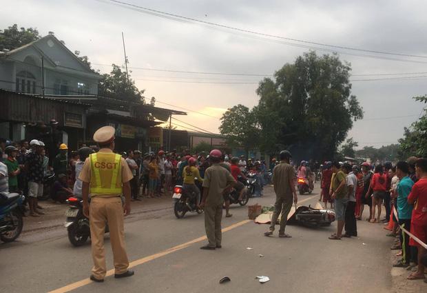 Bình Dương: 3 thanh niên thương vong sau tai nạn liên hoàn, hàng trăm người dân hiếu kỳ đứng xem khiến giao thông hỗn loạn-2