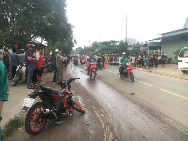 Bình Dương: 3 thanh niên thương vong sau tai nạn liên hoàn, hàng trăm người dân hiếu kỳ đứng xem khiến giao thông hỗn loạn-3