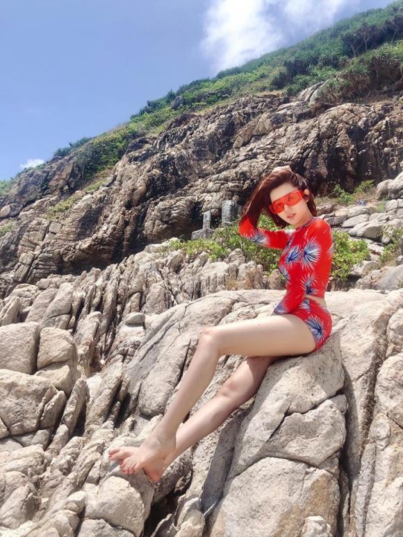 Thúy Ngân Gạo nếp gạo tẻ lại phô diễn đường cong nóng bỏng ở tuổi xấp xỉ 30-4